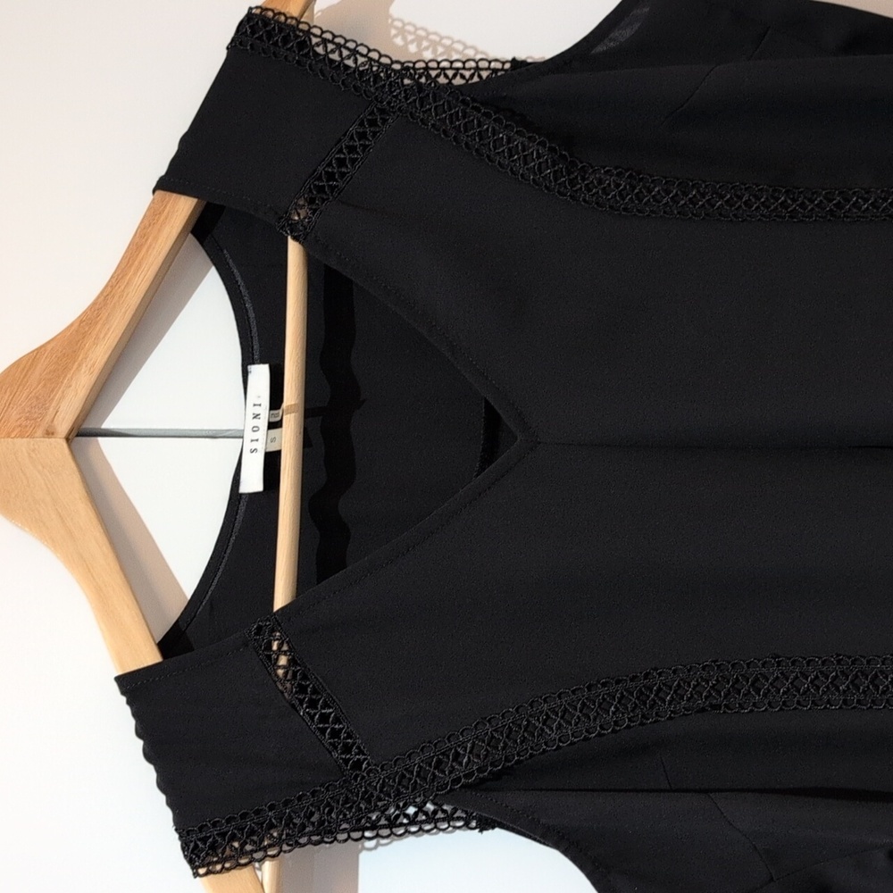Sioni Black Flowy Sleeveless Blouse W Lace Detail OverSized S P2P 20.5"